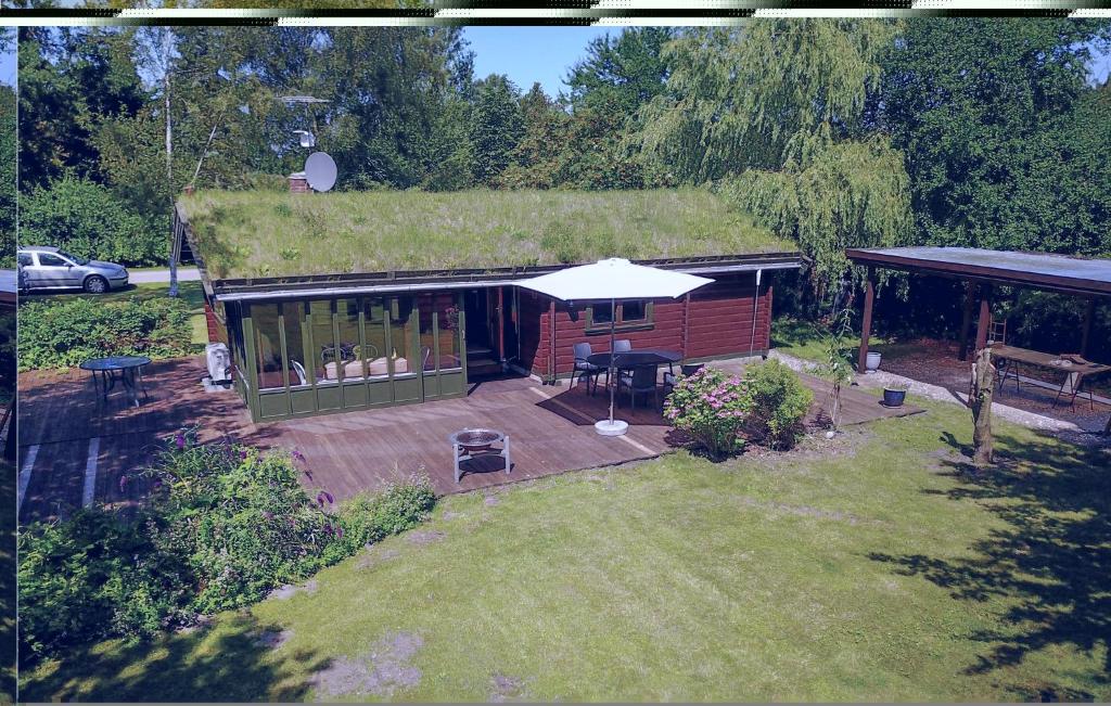 オテルプにあるBeautiful Home In Otterup With 2 Bedrooms And Wifiの草屋根の家像