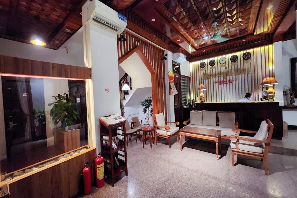 un soggiorno con divano e tavolo di Victory Hotel a Hue