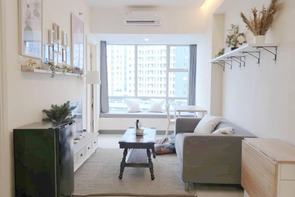 una sala de estar con un sofá y una mesa en StöckHölmm at Anderson apartment, en Surabaya