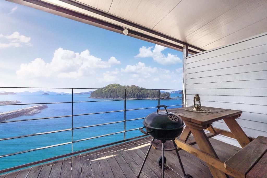 Ohlala Pension - Deluxe Double Room With Sea View