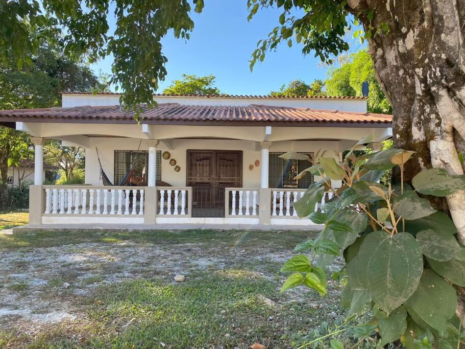 una piccola casa bianca con una recinzione bianca di Descubre la Reserva Forestal La Yeguada a El Quije