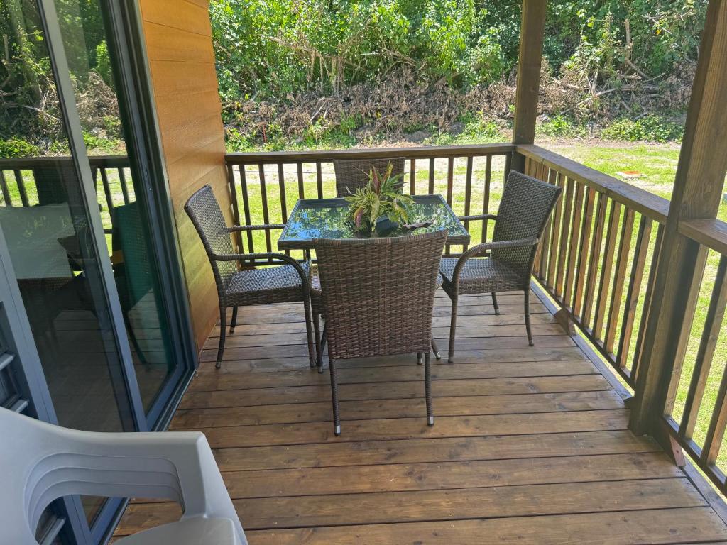 Balkón nebo terasa v ubytování Parea Lodge Huahine Bungalow4#Anuanua