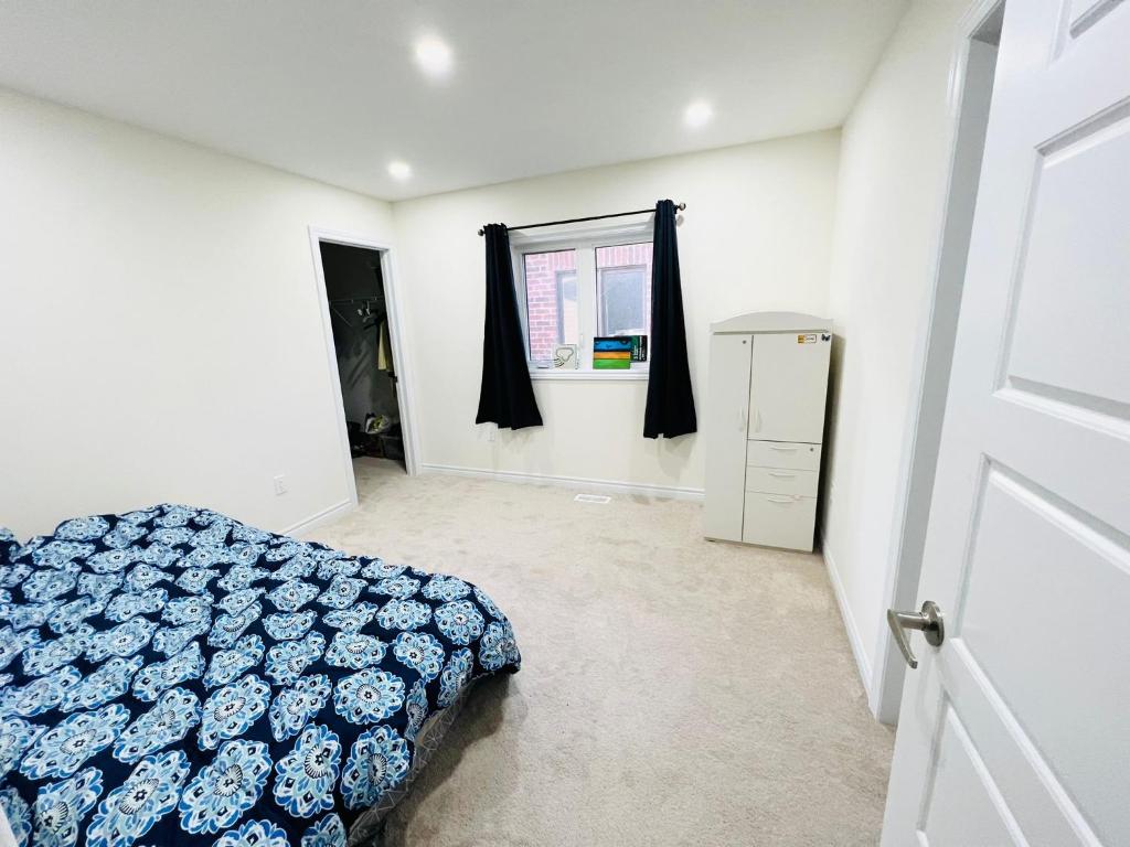 索羅爾德的住宿－Niagara Falls Double Bedroom，一间卧室设有一张床和一个窗口