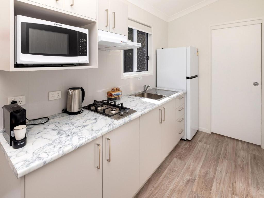 Kuchyň nebo kuchyňský kout v ubytování BIG4 Townsville Gateway Holiday Park