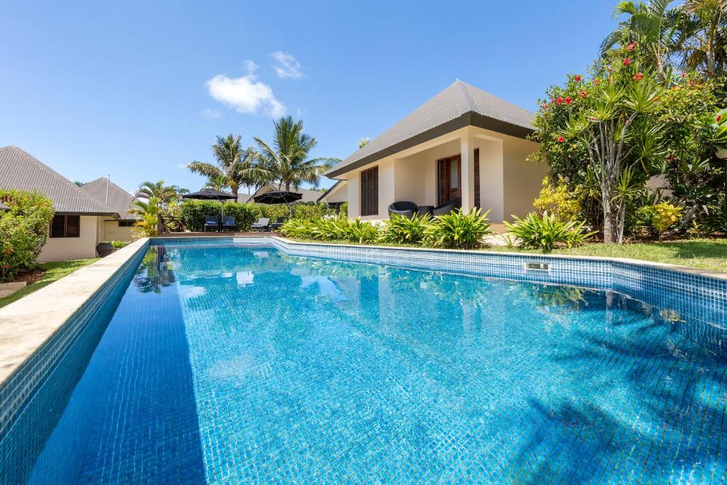 uma piscina em frente a uma villa em Mangoes Resort em Port Vila