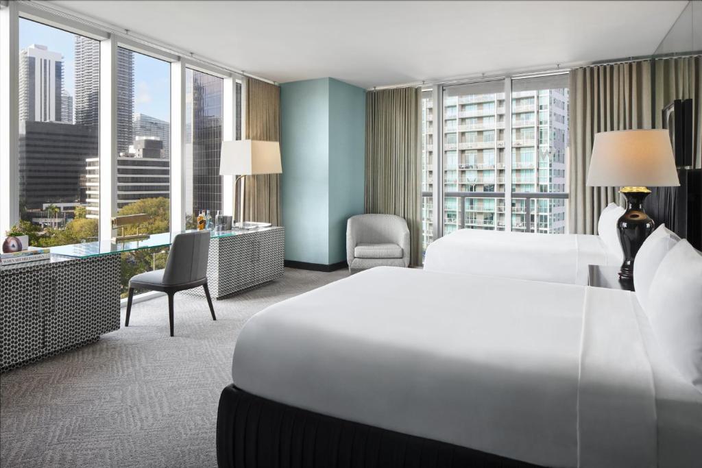 邁阿密的住宿－W邁阿密酒店，酒店客房设有两张床和大窗户。
