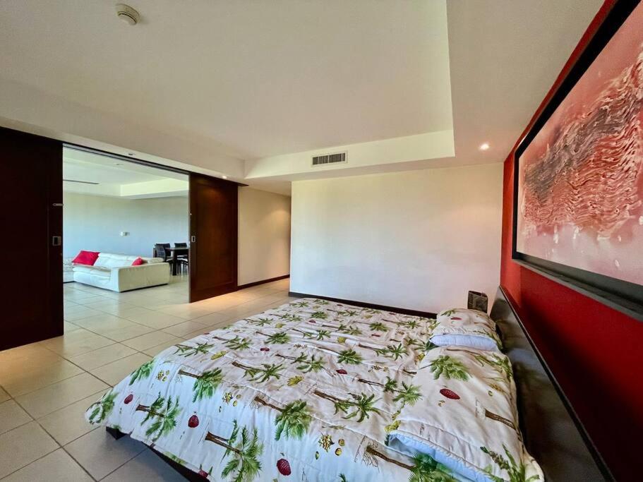 1 cama grande en una habitación con un cuadro en la pared en Ocean view apartment at Las Vistas Nativa Resort, en Puntarenas