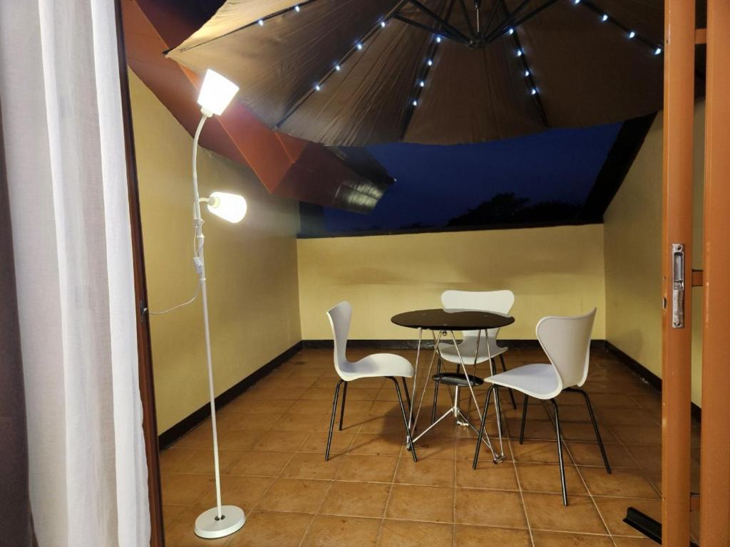 una mesa y sillas en una habitación con techo en The Forest Lodge at Camp John Hay privately owned unit with parking 535 en Baguio