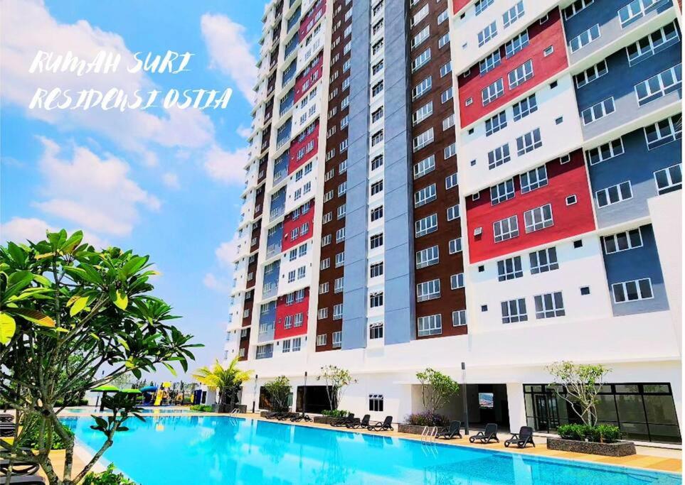 un hotel con piscina di fronte a un edificio di House of Suri, Residency Ostia, Bandar Baru Bangi a Bandar Baru Bangi