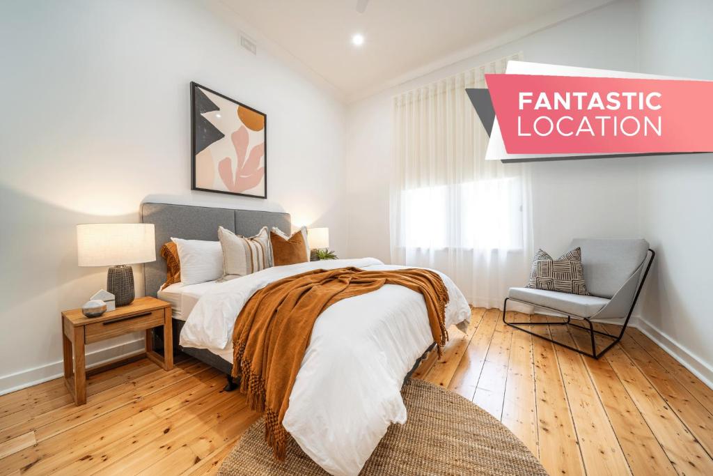un dormitorio con una cama y un cartel que diga una ubicación fantástica en Ambrosia - Designer 3BR WiFi en Kensington and Norwood