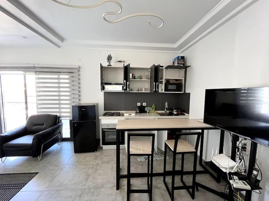 cocina con mesa y sillas en una habitación en Modern Studio - Amitié/Point E, en Dakar