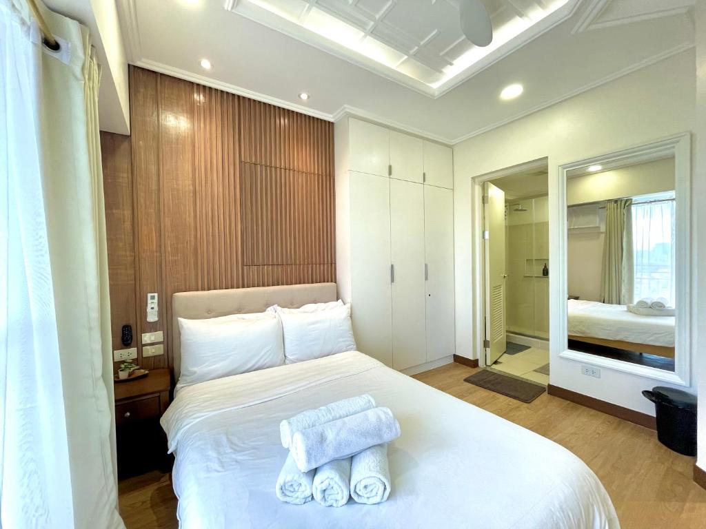 mushROOM Condotel at Infina Towers, Quezon City tesisinde bir odada yatak veya yataklar