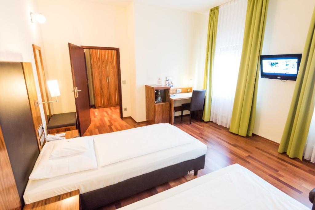 Postel nebo postele na pokoji v ubytování Hotel Stuttgart 21