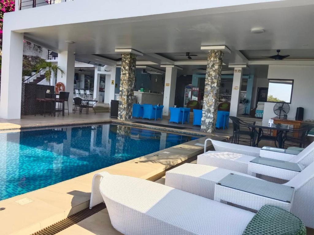 Bazén v ubytování Manarra Sea View Resort nebo v jeho okolí