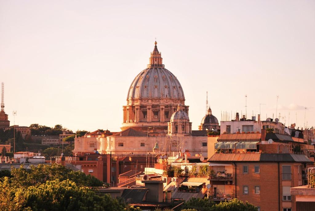 ローマにあるAttico 203の大聖堂を背景にした建物