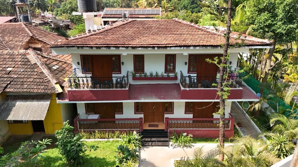 uma vista aérea de uma casa em Villa Barbosa, 2 BHK Villa & Luxury Rooms near Colva, Sernabatim, Benaulim Beach em Colvá