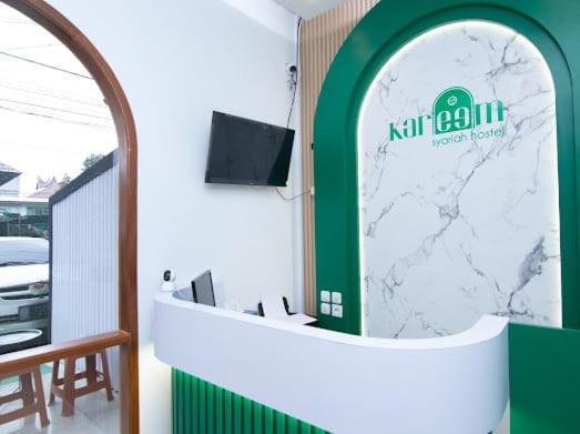 TV a/nebo společenská místnost v ubytování Kareem Syariah Hostel Bukittinggi
