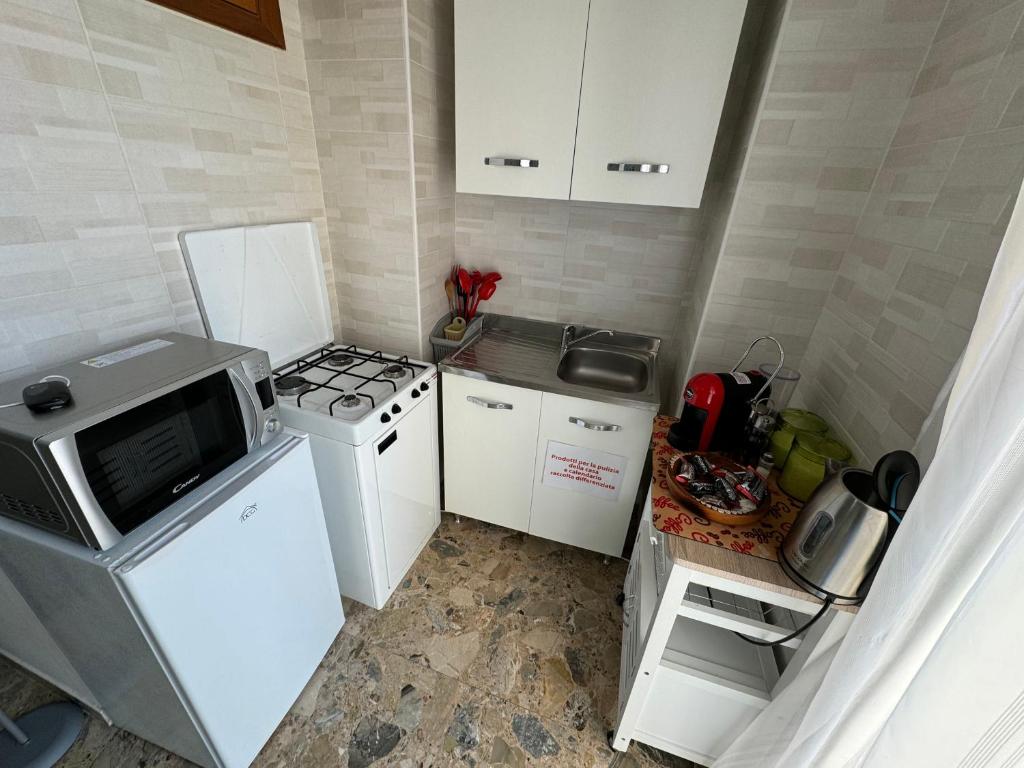 A kitchen or kitchenette at 6 Civico d arte Gargano home