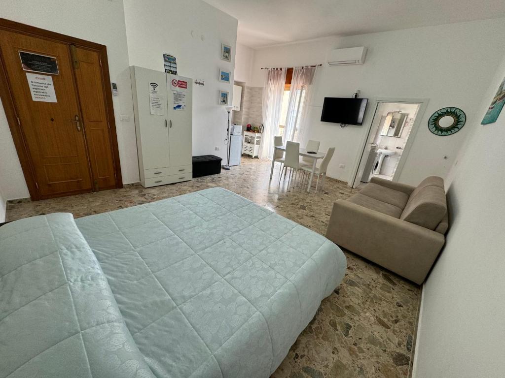 A seating area at 6 Civico d arte Gargano home
