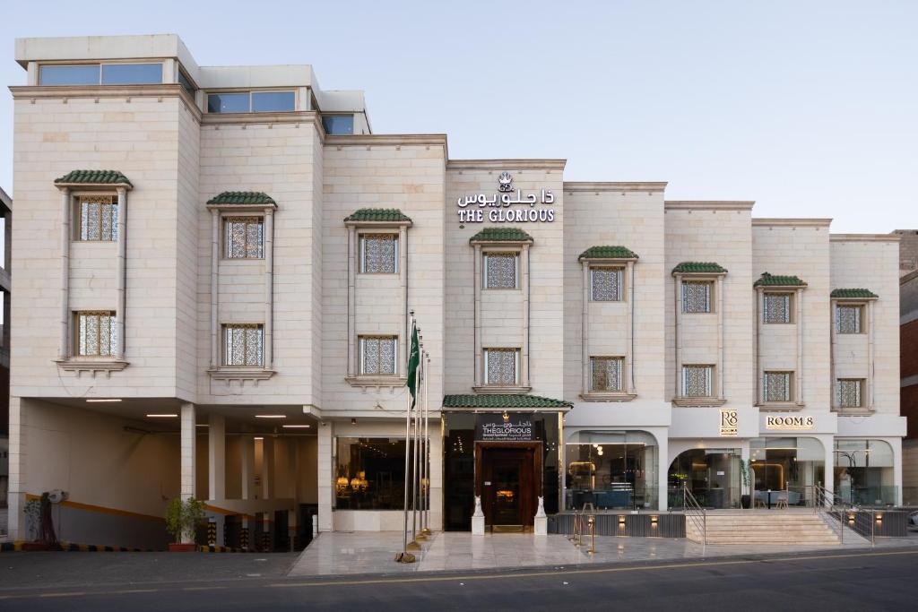 The Glorious Hotel في المدينة المنورة: مبنى ابيض كبير عليه لافته