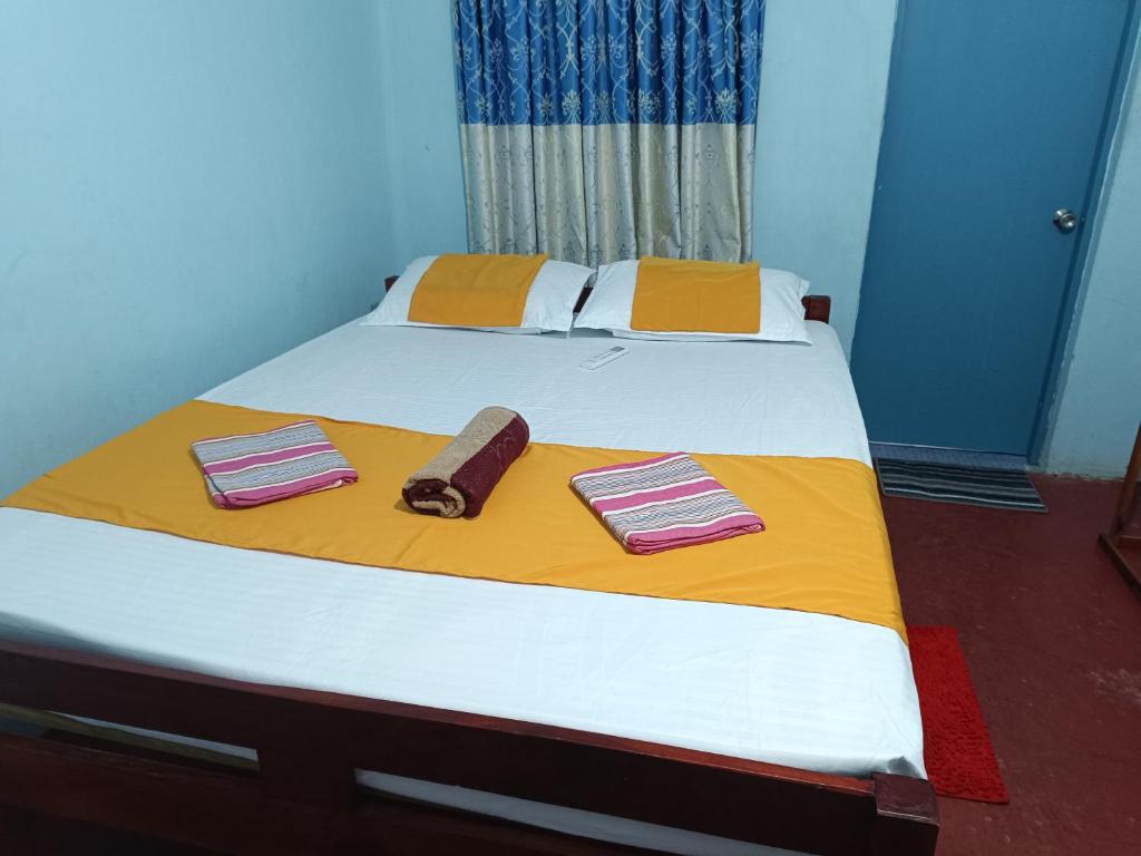 een slaapkamer met een bed met twee handdoeken erop bij Vijay Thulasi Beach View in Nilaveli