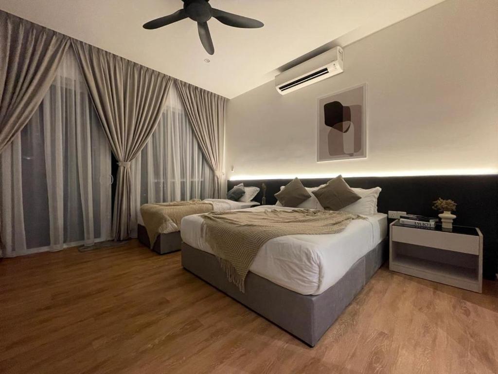 1 dormitorio con 2 camas y ventilador de techo en QUILL RESIDENCE SKY HAUSOME 4, en Kuala Lumpur