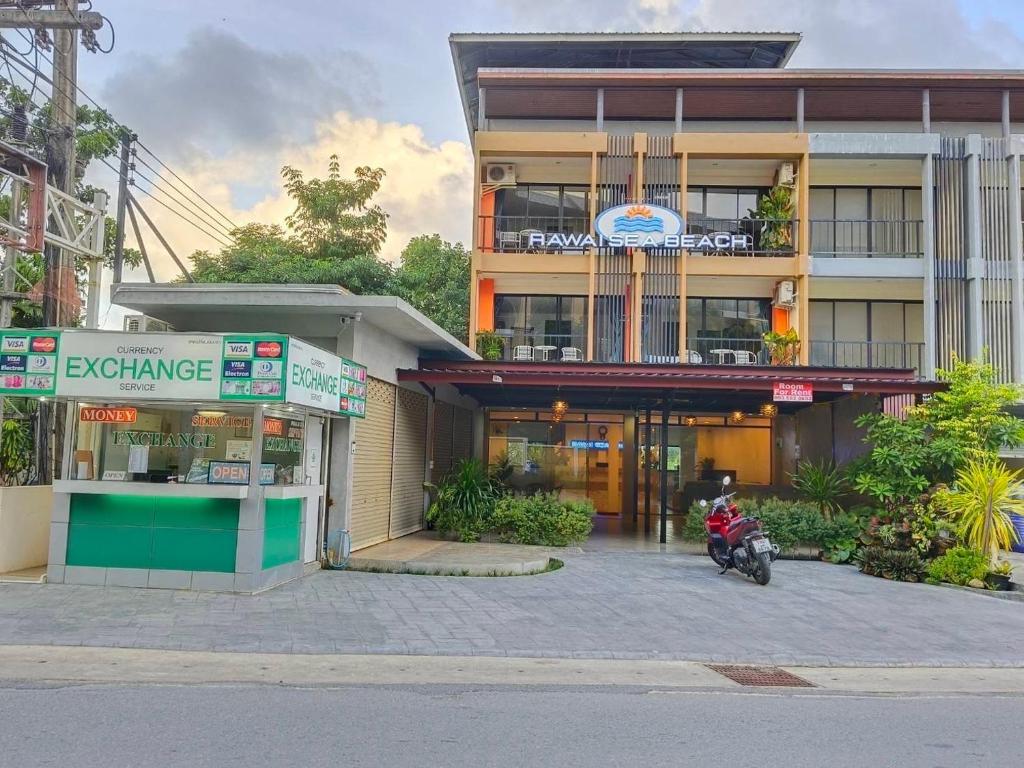 una motocicleta estacionada frente a un edificio en Rawai Sea Beach en Phuket