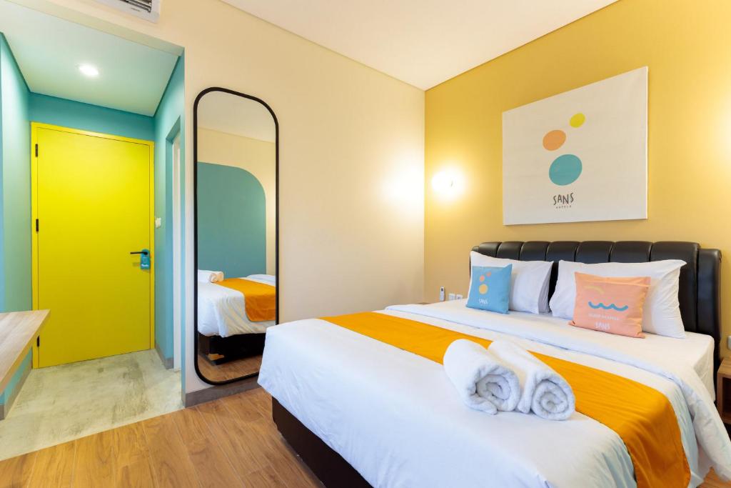 Tempat tidur dalam kamar di Sans Hotel Kelapa Gading Jakarta