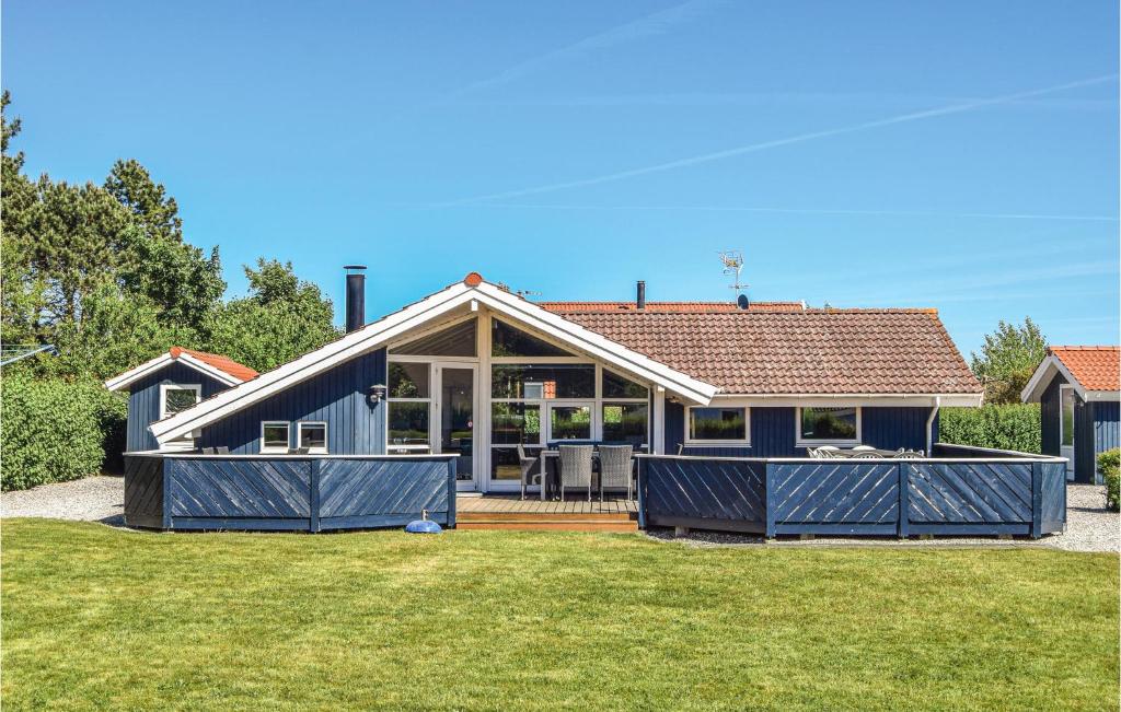 SpodsbjergにあるAmazing Home In Rudkbing With Saunaの青い家