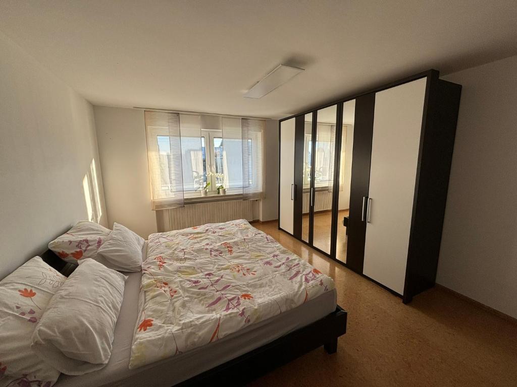 RettenbachにあるFerienwohnung To-Ni-Leのベッドルーム1室(ベッド1台、大きな窓付)