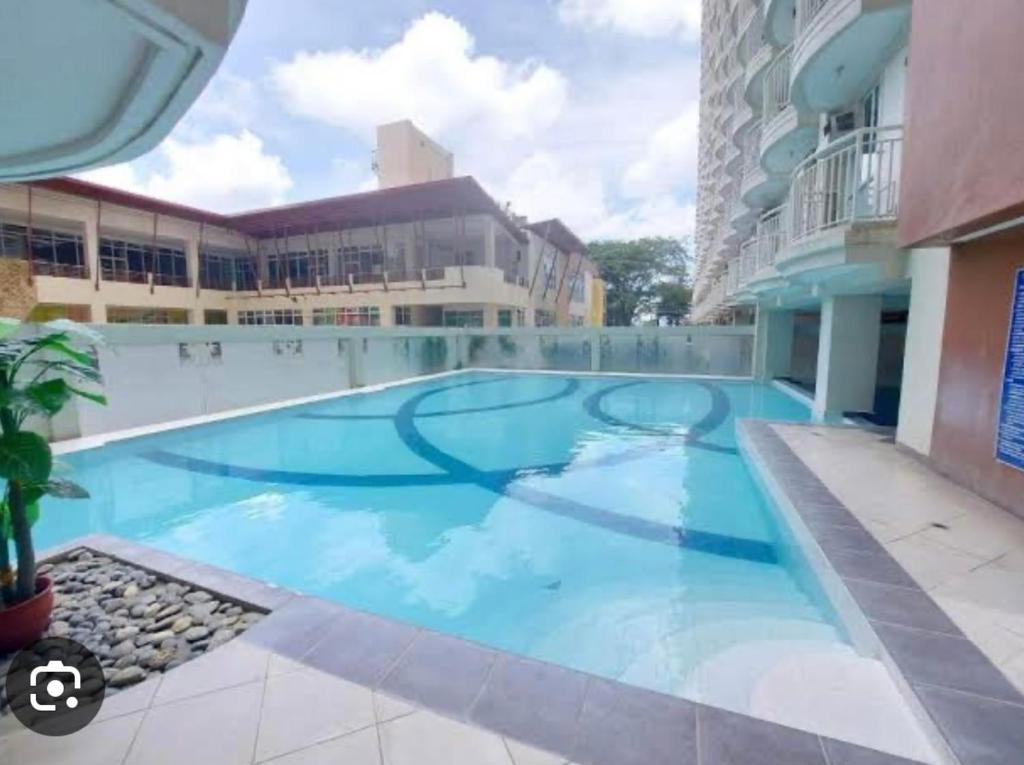 une grande piscine au milieu d'un bâtiment dans l'établissement BRENT STUDIO ROOM IN TAGAYTAY WITH TAAL LAKE VIEW, à Tagaytay
