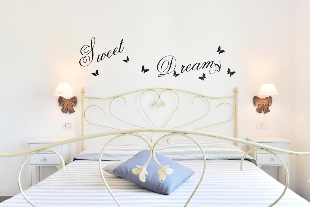 a bedroom with a bed with aigil dreams wall sticker at Appartamenti Criage in Campo nell'Elba