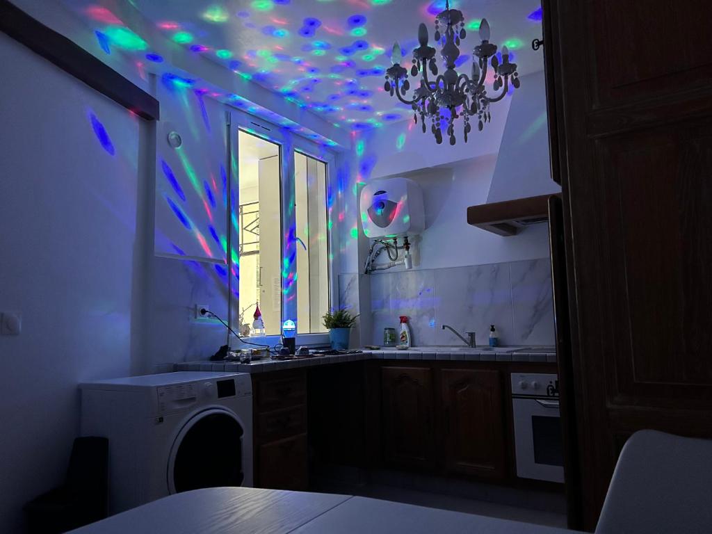 Kuchyňa alebo kuchynka v ubytovaní Grand logement Centre Ville Massy