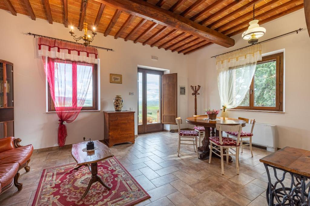 a large living room with a table and chairs at Agriturismo il Casato Mag-il Vaglio in Pienza