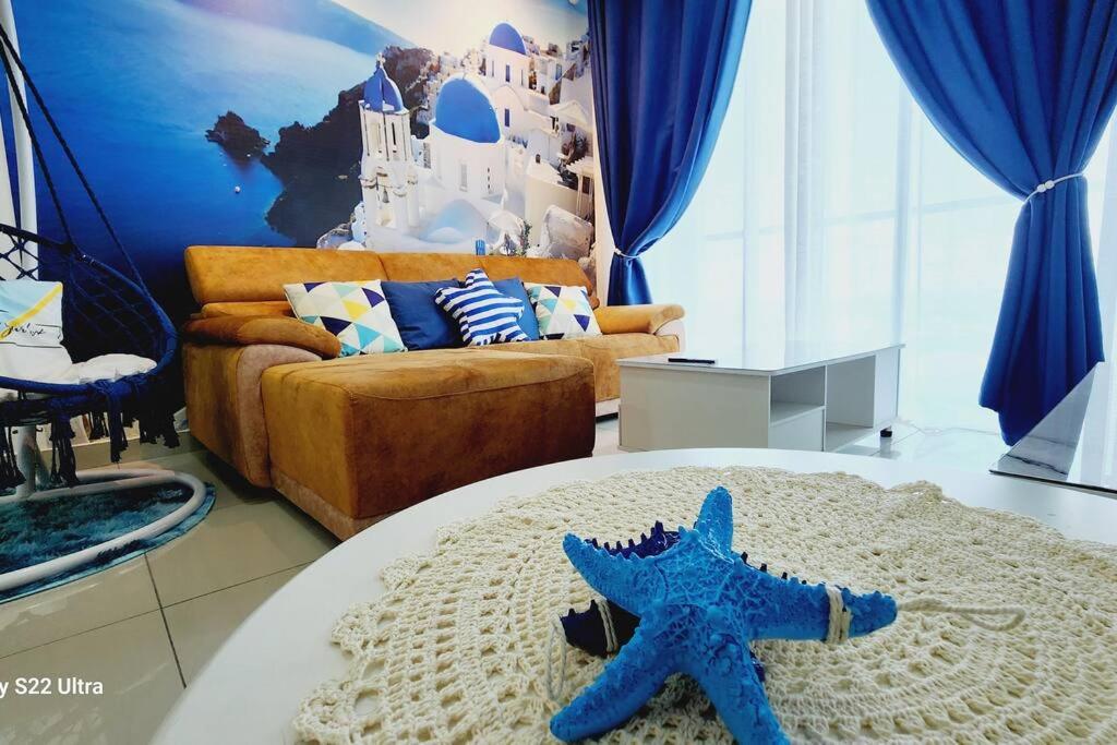 salon z niebieską rozgwiazdą na stole w obiekcie Santorini Holiday Resort Style Staycation 3 rooms w mieście Shah Alam