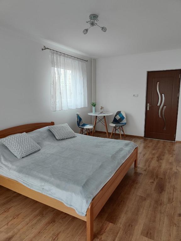 um quarto com uma cama, uma mesa e cadeiras em Hegin Exclusiv Home em Budapeste