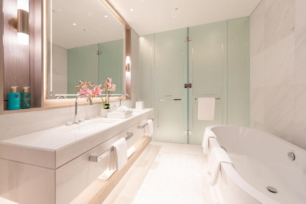 FIVE LUXE photo