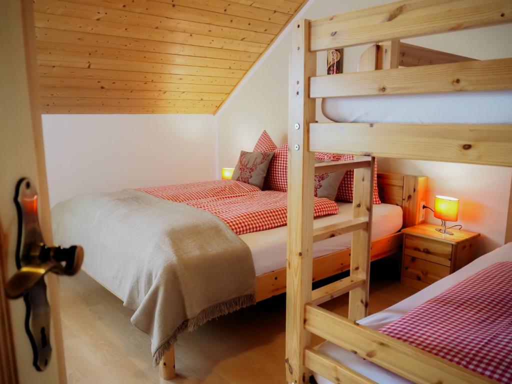 Postel nebo postele na pokoji v ubytování ERLEBNISBAUERNHOF Steinerhof in Kärnten