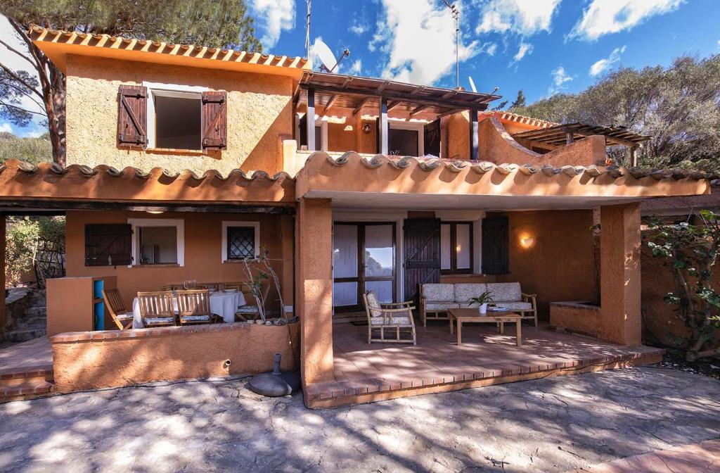 a house with a patio in front of it at Villa Federica: Natura e Mare in Torre delle Stelle