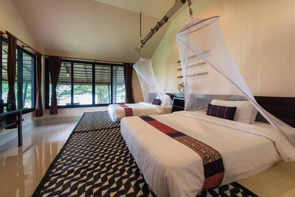 Postel nebo postele na pokoji v ubytování Seavana Koh Mak Beach Resort