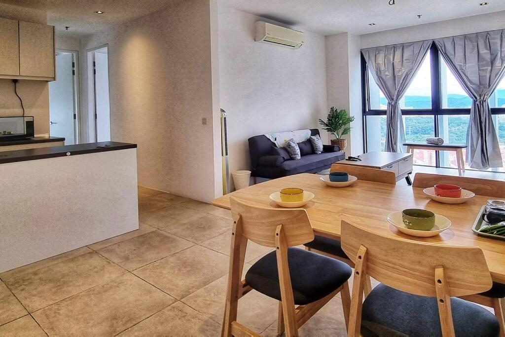 cocina y sala de estar con mesa de madera en Tropicana Golf view 7pax -1 Utama - Ikea -The Curve, en Petaling Jaya
