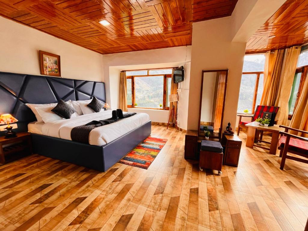 Voodi või voodid majutusasutuse Himalayan Crescent 2 bedroom luxury independent Villas Manali toas