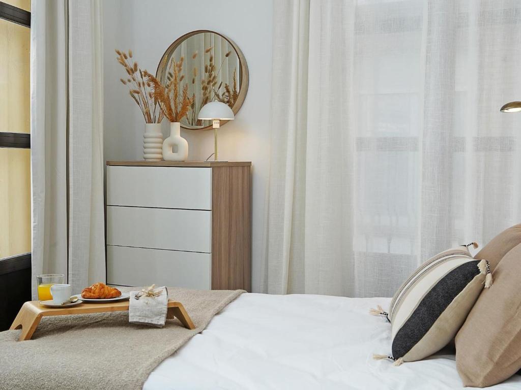 A bed or beds in a room at Elegant and Central Location