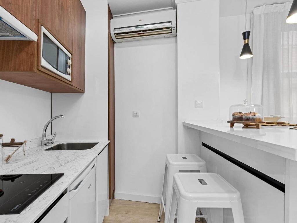 A kitchen or kitchenette at Elegant and Central Location