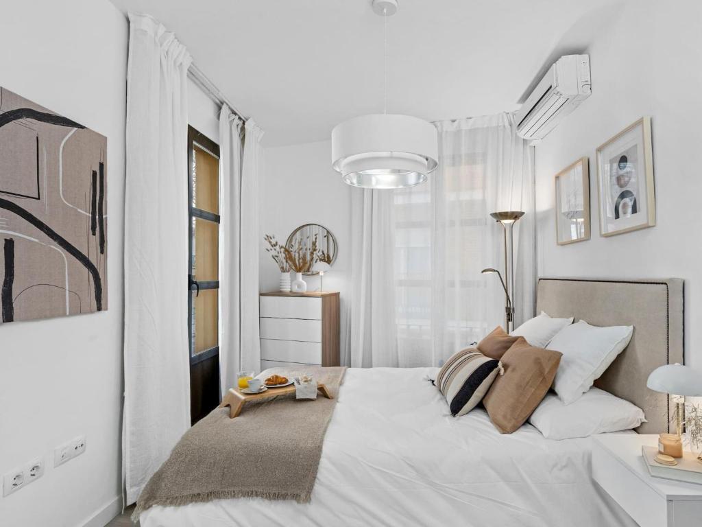A bed or beds in a room at Elegant and Central Location