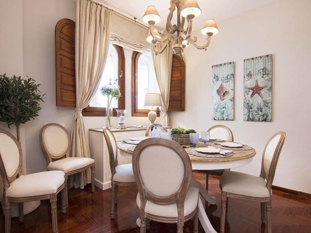 Posedenie v ubytovaní Chezmoihomes Alhambra Penthouse