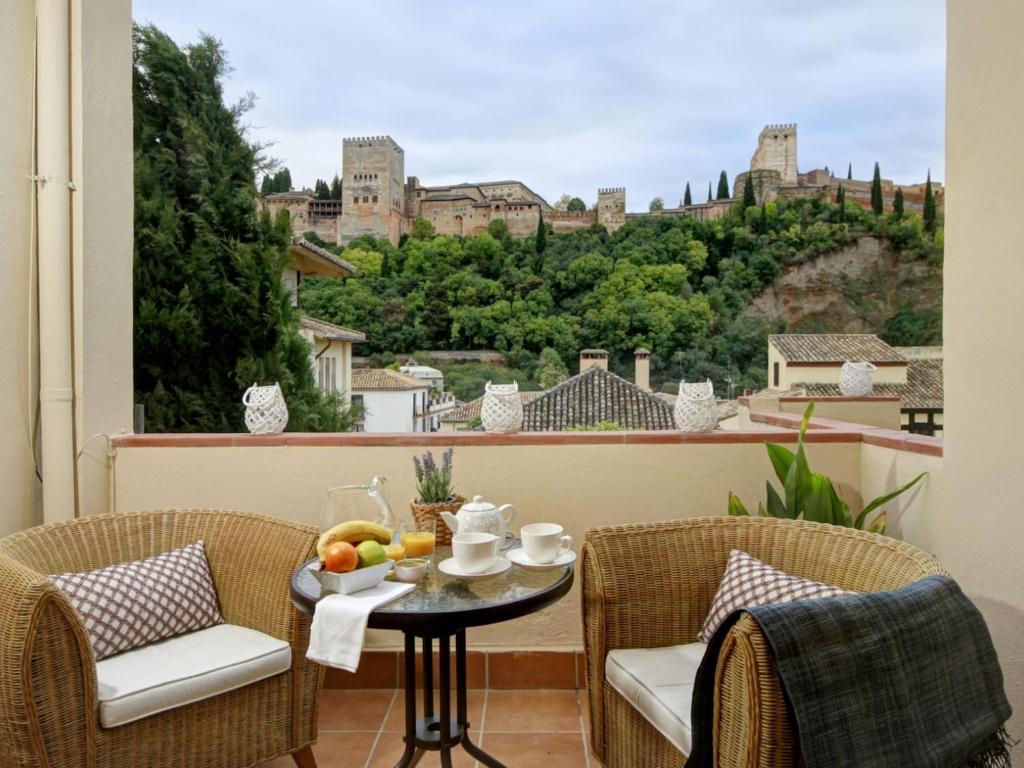 Posezení v ubytování Chezmoihomes Alhambra Penthouse 2 private terraces