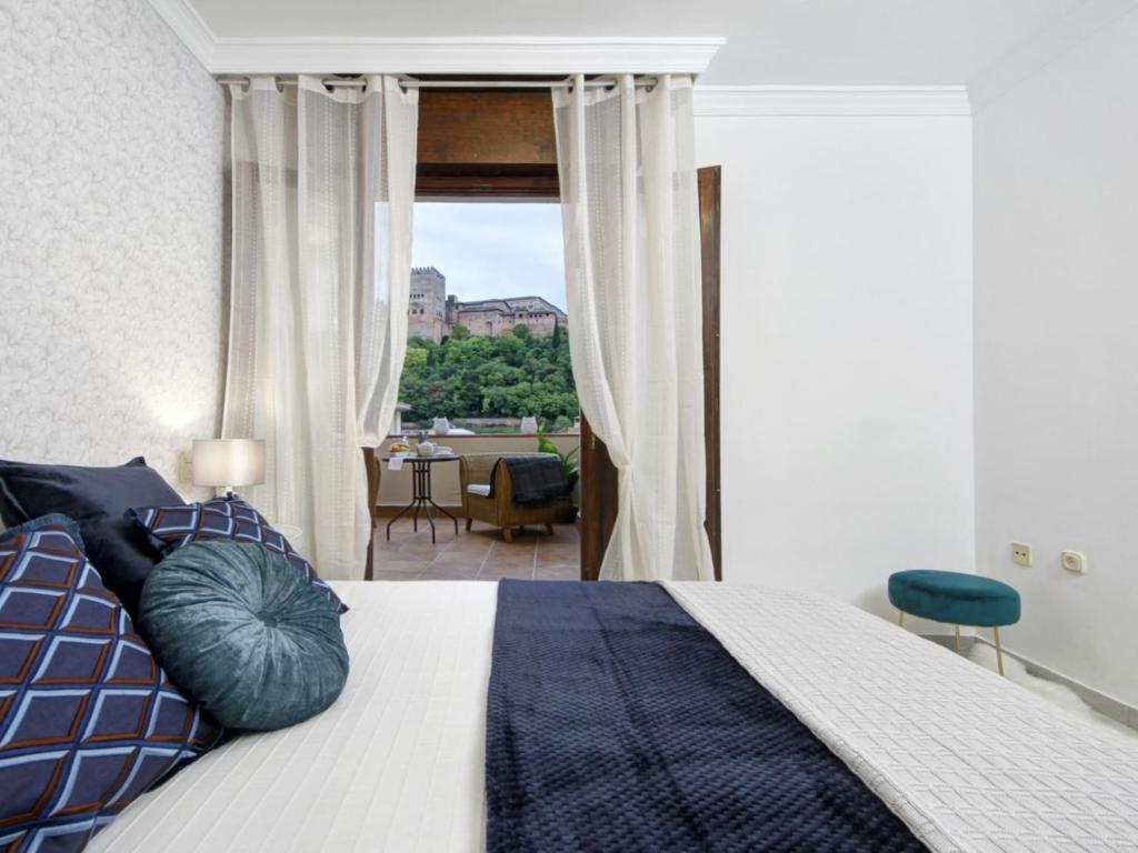 Postel nebo postele na pokoji v ubytování Chezmoihomes Alhambra Penthouse 2 private terraces