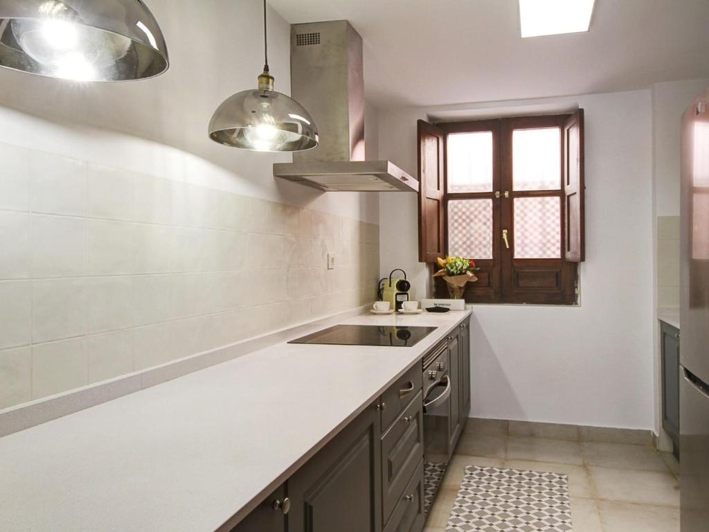 Kuchyň nebo kuchyňský kout v ubytování Chezmoihomes Alhambra Penthouse 2 private terraces