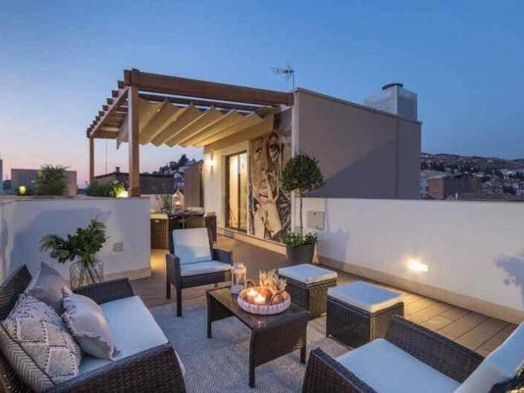 グラナダにあるChezmoihomes Luxury Plaza Nueva Penthouseのパティオ(ソファ付)、屋上のファイヤーピット